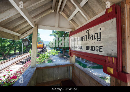 Vecchio gazibo in attesa della ferrovia Siam-Burma oltre il fiume Kwai in Kanchanaburi, Thailandia. Il tristemente famoso Fiume Kwai bridge è diventato un turista destinatio Foto Stock