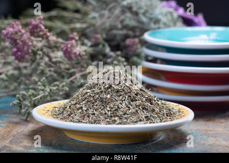 Herbes de Provence, miscela di erbe essiccate considerati tipici della regione della Provenza, miscele contengono spesso salato, maggiorana, rosmarino, timo, origano Foto Stock