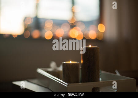 Close up di candele sul tavolo a casa Foto Stock