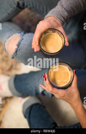 Ravvicinata di un paio di bicchieri di caffè a casa Foto Stock