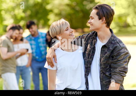 Felice teenage giovane costeggiata ad estate park Foto Stock