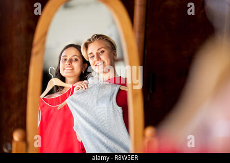 Le donne la scelta di vestiti in abiti d'epoca store Foto Stock