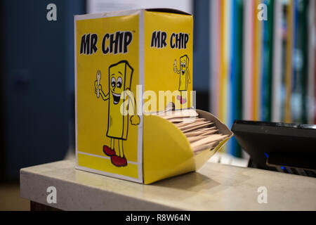 Mr Chip pesci di legno e le forcelle di chip sul contatore a Londra chip shop, England, Regno Unito Foto Stock