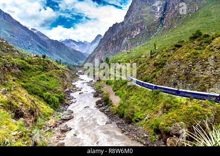 Treno sulla strada per Machu Picchu andando lungo il fiume Urubamba, inizio del cammino Inca a Piscacucho, Valle Sacra, Perù Foto Stock