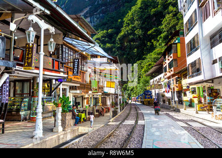 I binari della ferrovia ad Aguas Calientes, città più vicina a Macchu Pichhu, Valle Sacra, Perù Foto Stock