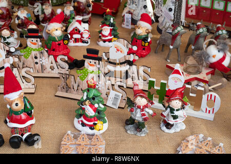 Le decorazioni di Natale su una fase di stallo a victorian mercatino di natale. Stratford Upon Avon, Warwickshire, Inghilterra Foto Stock