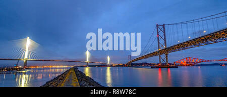 Vista al tramonto del nuovo Queensferry attraversando ponte Forth Road Bridge e Ponte di Forth Rail da Port Edgar South Queensferry. Foto Stock