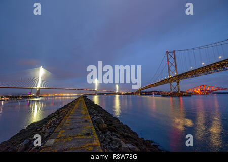 Vista al tramonto del nuovo Queensferry attraversando ponte Forth Road Bridge e Ponte di Forth Rail da Port Edgar South Queensferry. Foto Stock