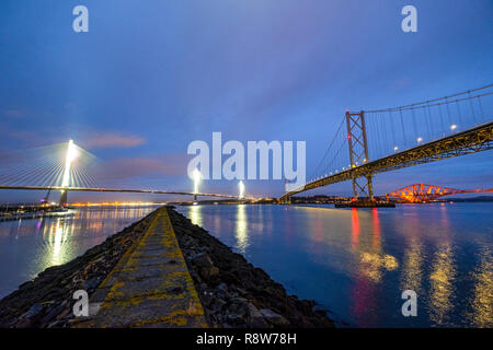 Vista al tramonto del nuovo Queensferry attraversando ponte Forth Road Bridge e Ponte di Forth Rail da Port Edgar South Queensferry. Foto Stock