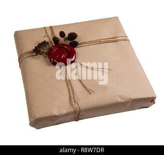 Gift Wrapped in carta craft, legato con una corda e incollati Guarnizione cera isolata su bianco Foto Stock