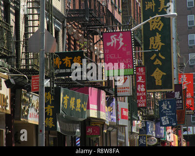 Cinese e inglese segni su Pell Street a Chinatown, il centro di Manhattan, New York City. Foto Stock