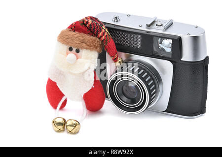 Santa Claus e fotocamera vintage bianco su sfondo isolato per Capodanno e Natale. Babbo Natale fotografo prende le foto e poggia Foto Stock