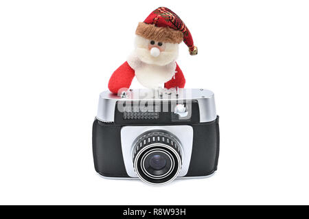 Santa Claus e fotocamera vintage bianco su sfondo isolato per Capodanno e Natale. Babbo Natale fotografo prende le foto e poggia Foto Stock