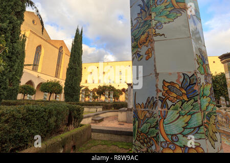 Chiostro di Santa Chiara a Napoli con maioliche arte e pittura Foto Stock