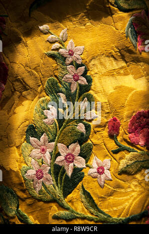 Questa XVII-XVIII secolo ricamo risale a prima del 1740.Si tratta di un raro superstite di un pezzo di seta brocade fabric con un design di pagode e fiori Foto Stock