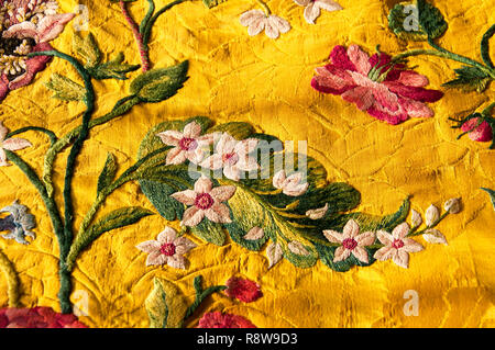 Questa XVII-XVIII secolo ricamo risale a prima del 1740.Si tratta di un raro superstite di un pezzo di seta brocade fabric con un design di pagode e fiori Foto Stock