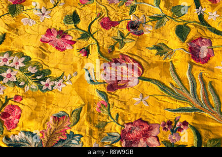 Questa XVII-XVIII secolo ricamo risale a prima del 1740.Si tratta di un raro superstite di un pezzo di seta brocade fabric con un design di pagode e fiori Foto Stock