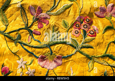 Questa XVII-XVIII secolo ricamo risale a prima del 1740.Si tratta di un raro superstite di un pezzo di seta brocade fabric con un design di pagode e fiori Foto Stock