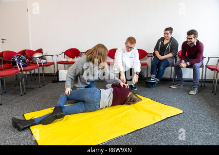 Corso di primo soccorso, di formazione di primo soccorso, emergenze formazione pratica, stabile posizione laterale, Foto Stock