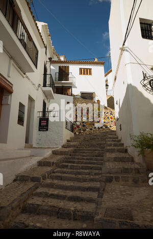 Una delle molte scale in Altea Città Vecchia, Provincia di Alicante, Spagna. Foto Stock