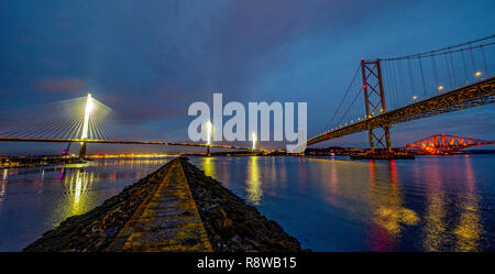 Vista al tramonto del nuovo Queensferry attraversando ponte Forth Road Bridge e Ponte di Forth Rail da Port Edgar South Queensferry. Foto Stock