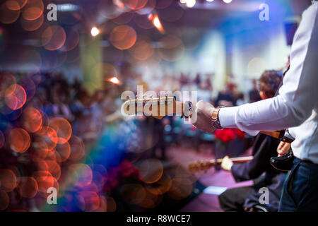 Artista suonando una chitarra acustica sul palco. Foto Stock