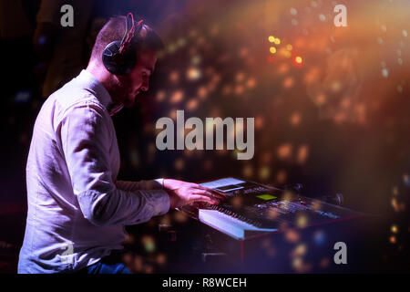 Artista giocando sulla tastiera synth tasti di pianoforte. Foto Stock