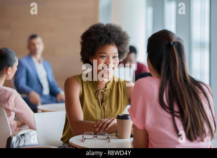 Sorridente imprenditrici godendo della pausa caffè Foto Stock