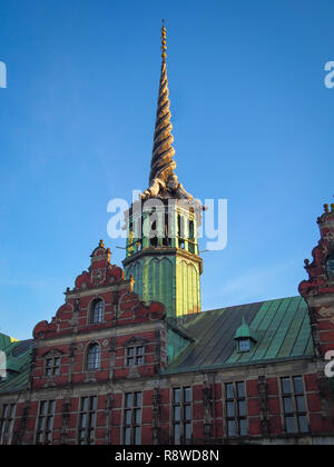 Guglia di Borsen edificio, conformata come code di draghi intrecciati insieme in twiligh. Copenaghen, Danimarca Foto Stock
