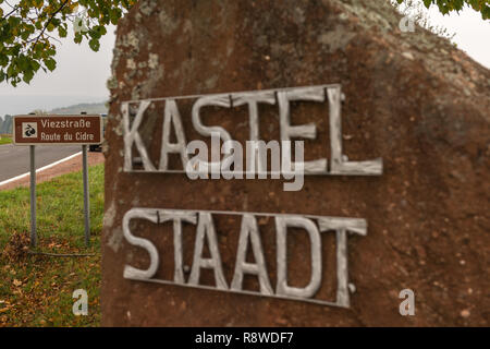 Blocco intempestivo con iscrizione Kastel-Staadt, scheda indicante Route du Cidre, Kastel-Staadt, Trier-Saarburg, Rhineland-Palantine, Germania, Europa Foto Stock