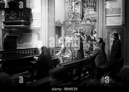 Braga, Portogallo - Aprile 1, 2010: persone religiose e figure umane di pregare e di preparazione per la sera processione del Ecce Homo durante la settimana santa Foto Stock