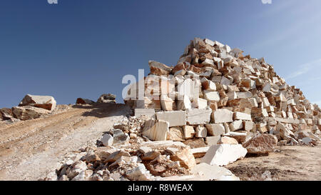 Materie di marmo in una cava, Estremoz, Alentejo, Portogallo Foto Stock