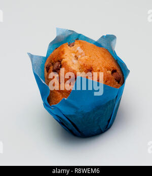 Mini chocolate chip muffin in carta blu del legatore. Foto Stock
