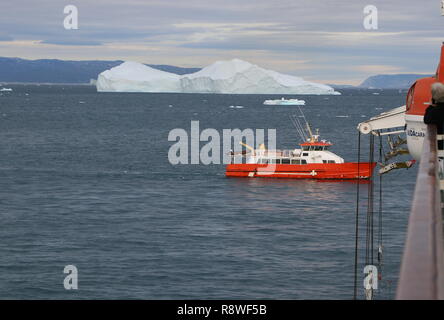 Ausflugsboot legt vor Ilulissat bei der AIDAcara un. Foto Stock