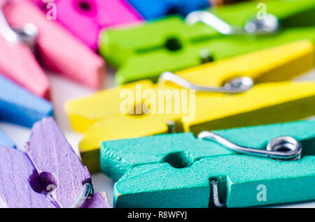 Un mucchio di colore clothespins in legno Foto Stock