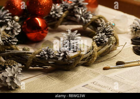 Il processo di fabbricazione di una ghirlanda di Natale con le proprie mani. Corona di avvento, o corona di Avvento, è una tradizione cristiana. Mosca, Russia. 05 Dic 2018 Foto Stock