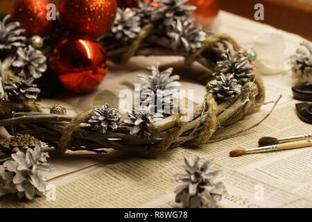 Il processo di fabbricazione di una ghirlanda di Natale con le proprie mani. Corona di avvento, o corona di Avvento, è una tradizione cristiana. Mosca, Russia. 05 Dic 2018 Foto Stock