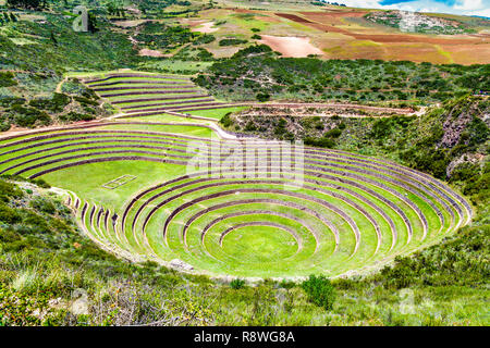 Terrazze all'archeologico sito Inca di Moray, Valle Sacra, Perù Foto Stock