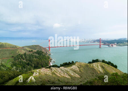 Ampia vista del paesaggio del Golden Gate Bridge guardando verso San Francisco con il blu del cielo. Foto Stock