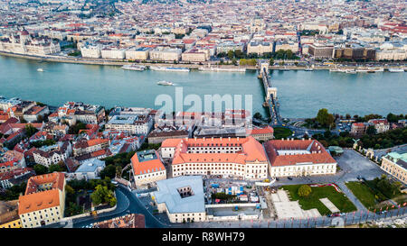 Il monastero carmelitano, Karmelita kolosto Széchenyi, il Ponte della Catena, Budapest, Ungheria Foto Stock