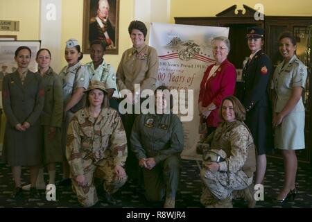 Il Mag. Gen. Lori Reynolds femmina uniti Marines, entrambi attivi e pensionati, celebrando la donna storia mese al Marine Corps base Camp Lejeune, N.C., Marzo 3, 2017. Le donne abbigliate in divise storiche per mostrare la transizione nel tempo. La Reynolds è il comandante di U.S. Marine Corps le forze di comando del cyberspazio. Foto Stock