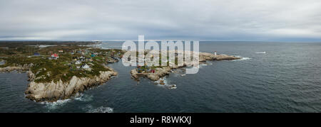 Antenna vista panoramica di una piccola città vicino a una costa rocciosa sull'Oceano Atlantico. Prese a Peggy Cove, vicino a Halifax, Nova Scotia, Canada. Foto Stock
