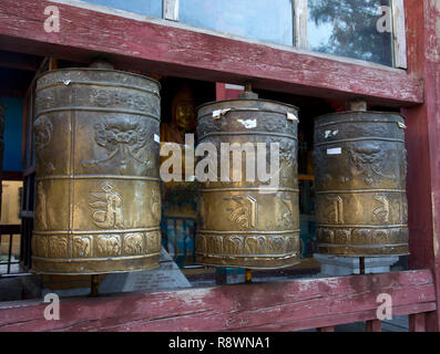 Ruote della preghiera e adoratori in Ulan Bator, Mongolia Foto Stock