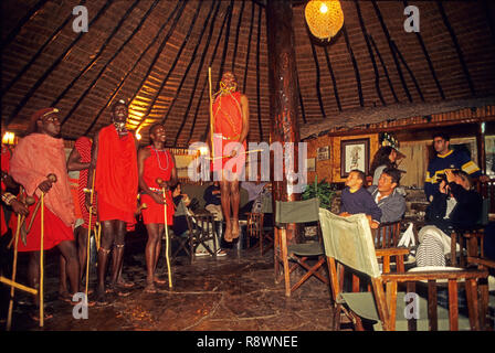 Danze Masai presentazione per turisti in Masai Mara Fig Tree Camp. Masais sono forse il più famoso di tutte le tribù africane, Kenya Foto Stock