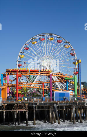 Le montagne russe e la ruota panoramica Ferris, Pacific Park, Santa Monica, California, Stati Uniti d'America Foto Stock