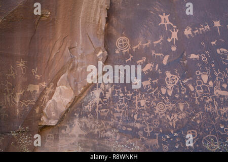 Newspaper Rock Petrogyph, inciso nella roccia da approssimare 700 BC thru 1300 annuncio, a sud di Moab, Utah, Stati Uniti d'America Foto Stock