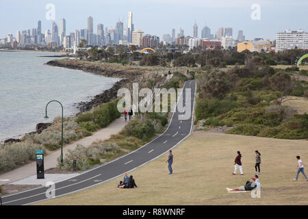 Vista dal punto di riserva di Ormond, Elwood, guardando verso il Melbourne central business district skyline, Victoria, Australia Foto Stock