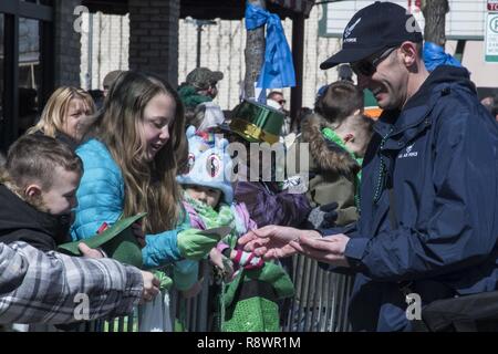 Col. E. Giovanni Teichert, xi ala e Base comune Andrews commander, mani Air Force cordini, perni e figurine durante il lato sud di San Patrizio parata in Chicago, 12 marzo 2017. Teichert accompagnato la guardia d'onore con il capo di Master Sgt. Nathaniel M. Perry Jr., xi ala e comando JBA Capo Comandante Sergente. L'ala 11 serve come un gruppo di host per la guardia d'onore e U.S. Air Force Band, entrambi i quali sono a base di base comune Anacostia-Bolling, Distretto di Colombia. Foto Stock