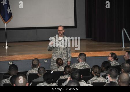 Lt. Gen. Mark Ediger, chirurgo generale della Air Force, ha tenuto una chiamata a tutti con Kirtland i medici presso il Teatro di Base, 2 marzo. Ediger ha risposto alle domande e hanno fornito informazioni sulla progressione della carriera da campo. Foto Stock