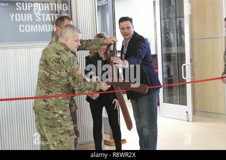 Lt. Col. Randy Higginbotham (estrema sinistra), l'esercito dello Iowa Guardia Nazionale di reclutamento e conservazione comandante del battaglione, Briga. Gen. Steve Altman, Vice aiutante generale dell'Iowa l esercito nazionale Guard, insieme con la Giordania Creek Town Center funzionari, McKenzi RE, Gruppo dello Sviluppo Commerciale (centro) e Randy Tennison, General Manager (a destra), tagliare il nastro sulla Iowa l esercito nazionale della guardia circa 1.200-piede quadrato il reclutamento di Operation Center, situato al livello superiore della Giordania Creek Centro vicino Centre Court. Foto Stock